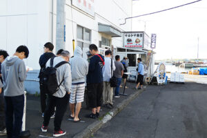 マルトマ食堂の行列