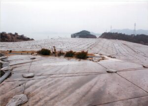 遮水シートで覆われた産廃